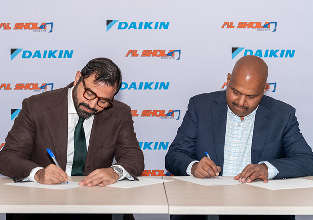 Samer Alawiah, Managing Director at Daikin UAE and Vinayakumar Nair, General Manager at Al Shola sign the deal.